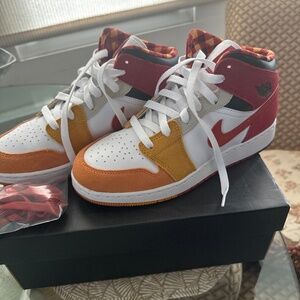 Jordan 1 Mid SE (GS)